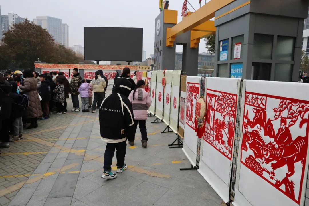 龙腾盛世 喜迎春来 ——邳州市建设路小学举行“祥和龙年”剪纸艺术作品展暨送“福”字活动