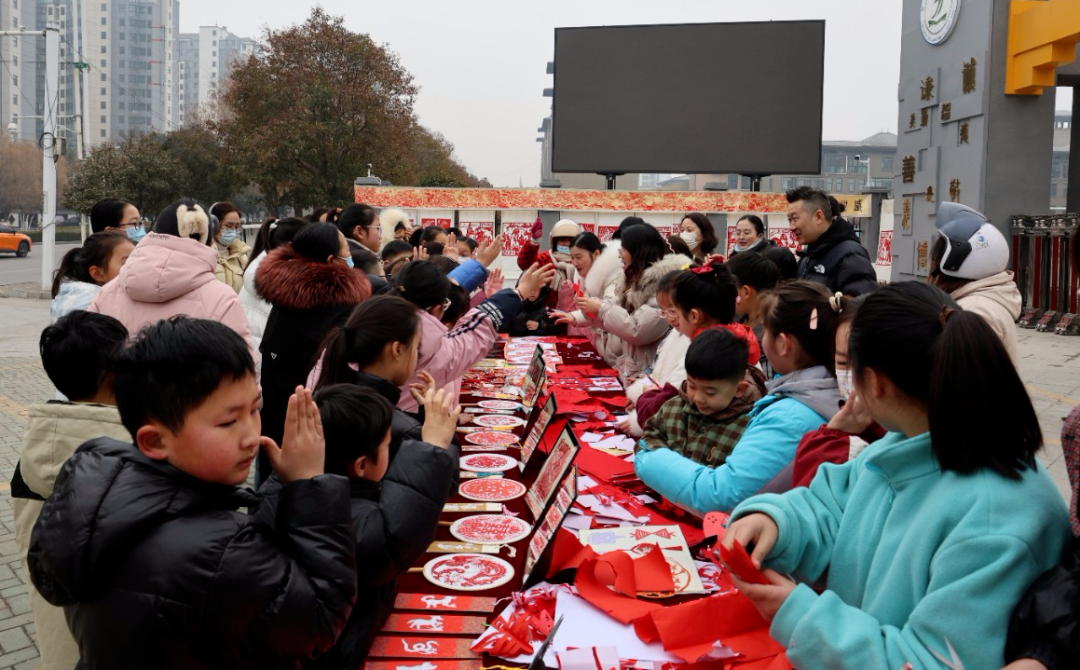 龙腾盛世 喜迎春来 ——邳州市建设路小学举行“祥和龙年”剪纸艺术作品展暨送“福”字活动