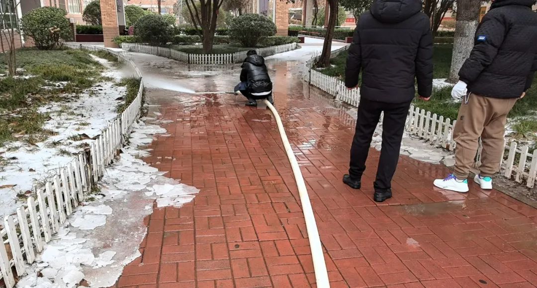 浴“雪”奋战守校园 明德君子除雪记——明德实验学校除雪纪实