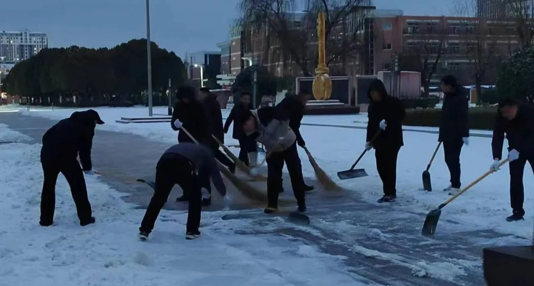 浴“雪”奋战守校园 明德君子除雪记——明德实验学校除雪纪实