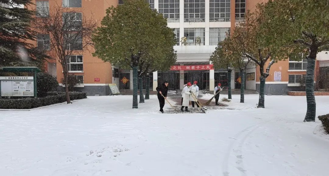 浴“雪”奋战守校园 明德君子除雪记——明德实验学校除雪纪实