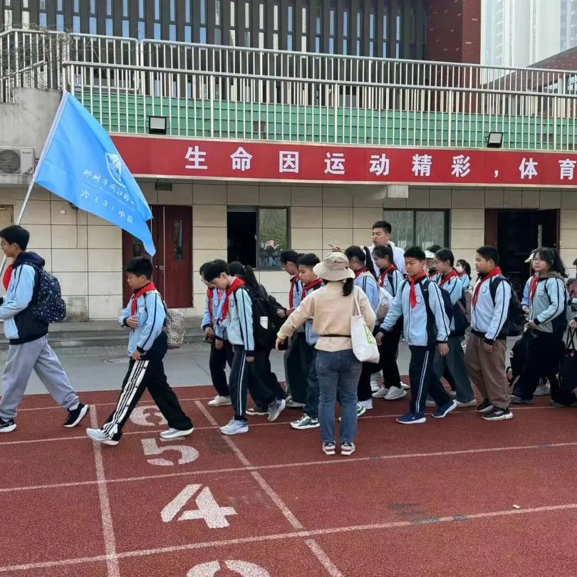 缅怀革命先烈 赓续红色基因——邳州市闽江路小学开展清明祭扫活动