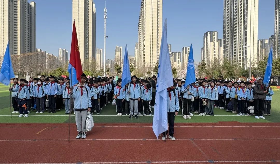 缅怀革命先烈 赓续红色基因——邳州市闽江路小学开展清明祭扫活动