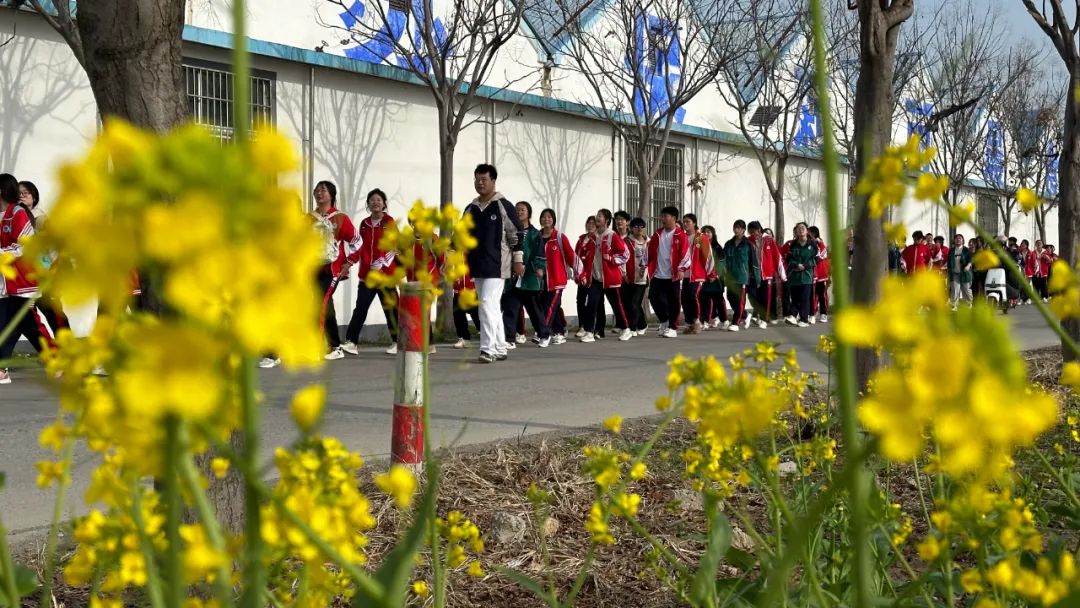 “寻先烈足迹，传红色精神”——邳州市实英高级中学开展清明祭扫主题教育活动