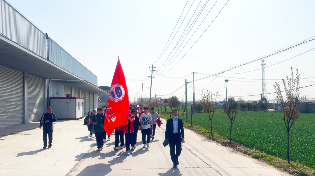 “寻先烈足迹，传红色精神”——邳州市实英高级中学开展清明祭扫主题教育活动